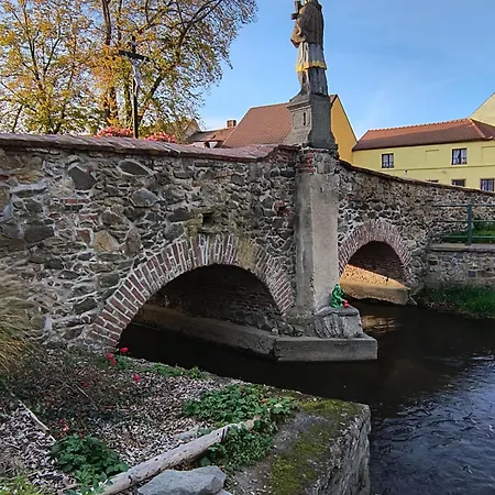 Chaloupka U Mostu Sv Jana V Centru Vodnan *
